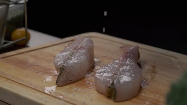 Chef Profissional Salgando Bife Peixe Branco Câmara Lenta Fechar — Vídeo de Stock