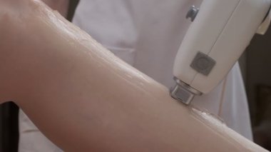 Lazer tüy temizleme makinesi uzmanlar tarafından kullanılırken bacak lazer epilasyon prosedürünün kapatılması