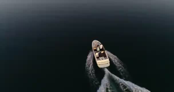 Young Couple Boat Beautiful Lake Drone Aerial Slow Motion — Vídeos de Stock