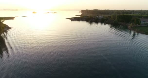 Young Couple Boat Beautiful Lake Drone Aerial Slow Motion — Video Stock