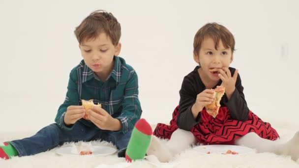 Two Kids Boy Girl Eat Hot Dogs Seating White Carpet — Wideo stockowe