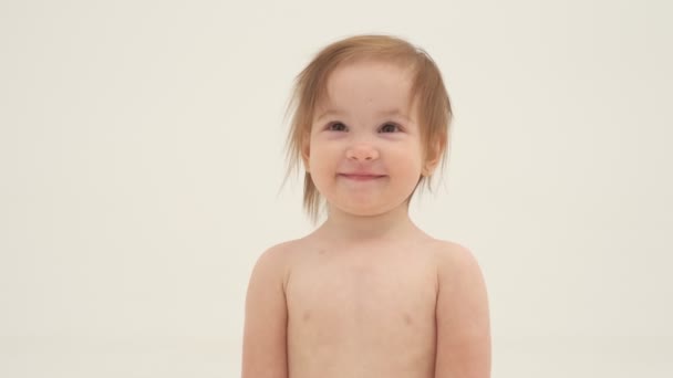 Роздягнена Щаслива Дівчинка Крупним Планом Повільний Рух — стокове відео
