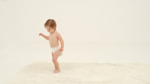 Щаслива Маленька Дівчинка Памперсі Танцює Крупним Планом Повільний Рух — стокове відео