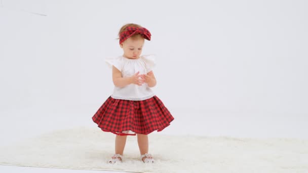 Маленька Дівчинка Плетеній Пов Язці Спідниці Танцює Крупним Планом Повільний — стокове відео
