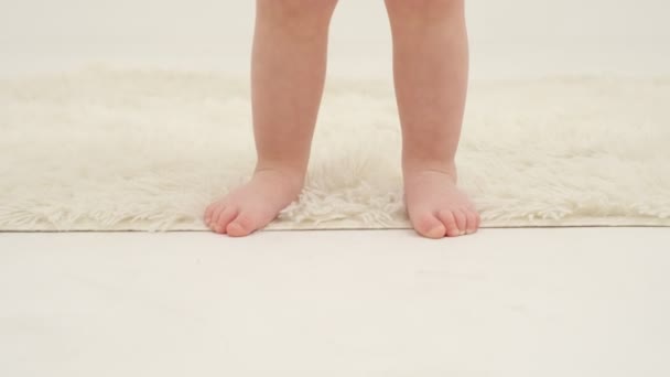 Piedi Bambina Sul Tappeto Bianco Primo Piano Rallentatore — Video Stock