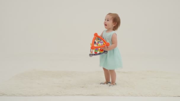 Menina Feliz Vestido Hortelã Está Jogando Brinquedos Movimento Lento — Vídeo de Stock