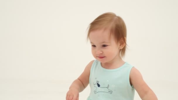 Menina Feliz Vestido Hortelã Está Jogando Brinquedos Movimento Lento — Vídeo de Stock