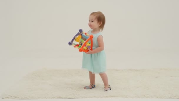 Szczęśliwa Dziewczynka Miętowej Sukience Bawi Się Zabawkami Zwolniony Ruch — Wideo stockowe