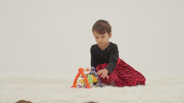 Little Short Hair Girl Plays Toys Little Sister Wearing Diaper — Vídeo de stock