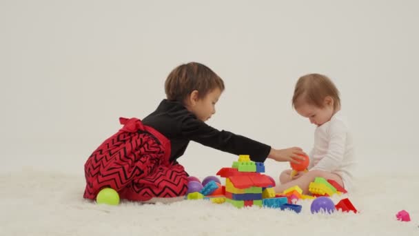 Little Short Hair Girl Plays Toys Little Sister Wearing Diaper — Stok video