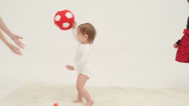Две Маленькие Девочки Играют Игрушки Белой Комнате Медленное Движение — стоковое видео