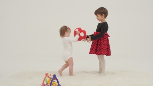 Duas Meninas Brincando Brinquedos Uma Sala Branca Movimento Lento — Vídeo de Stock