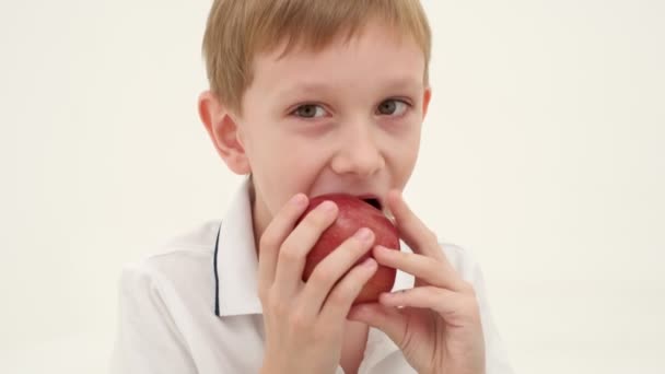Menino Pólo Branco Faltando Alguns Dentes Come Maçã Vermelha Fundo — Vídeo de Stock