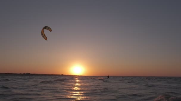 Kiteboarding Sunset Man Kiteboard Rides Evening Mans Silhoulette Setting Sun — 图库视频影像