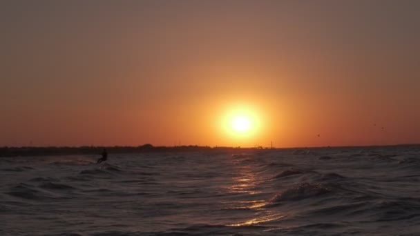 Kiteboarding Sunset Man Kiteboard Rides Evening Mans Silhoulette Setting Sun — стоковое видео