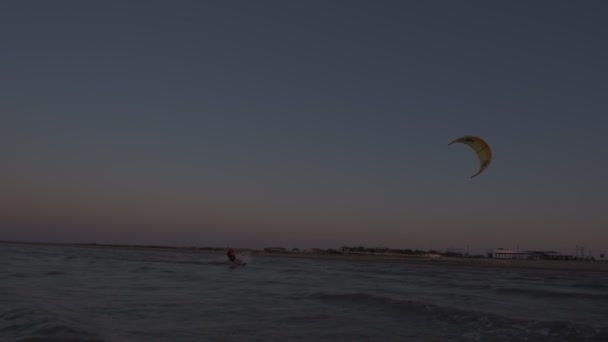 Kiteboarding Sunset Man Kiteboard Rides Evening Mans Silhoulette Setting Sun — Stockvideo