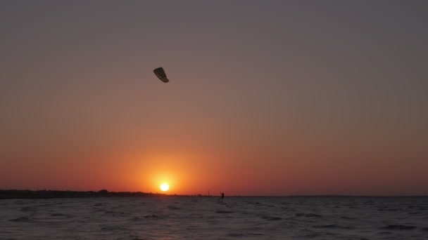 Kiteboarding Sunset Man Kiteboard Rides Evening Mans Silhoulette Setting Sun — ストック動画