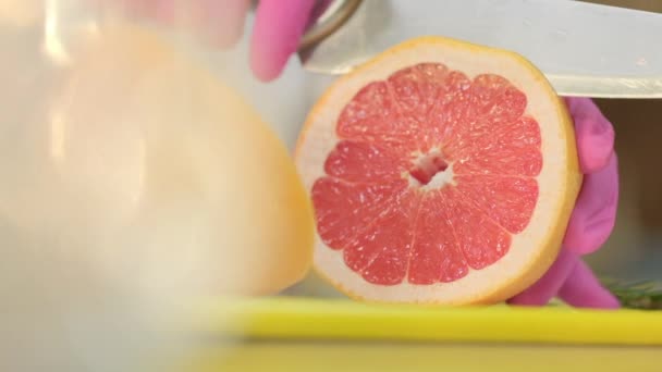 Barman Fazendo Coquetel Suco Laranja Vidro Alto Com Gelo Laranja — Vídeo de Stock