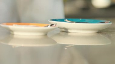 Kahveci adam kahve yapıyor, profesyonel kahve makinesi kullanıyor.