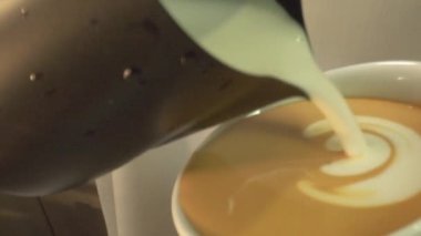 Kahveci adam kahve yapıyor, profesyonel kahve makinesi kullanıyor.