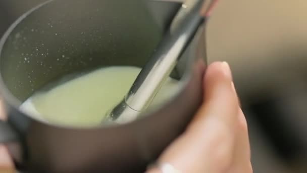 バリスタ男はプロのコーヒーマシンを使用してコーヒーラテを作る — ストック動画