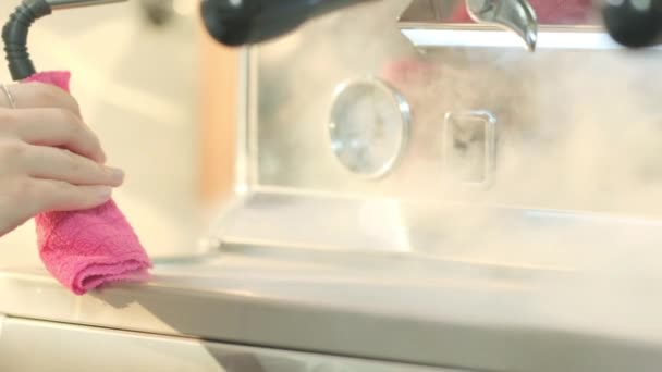 Kahveci Adam Kahve Yapıyor Profesyonel Kahve Makinesi Kullanıyor — Stok video