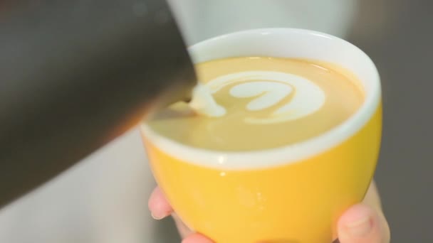 Barista Man Het Maken Van Koffie Latte Met Behulp Van — Stockvideo
