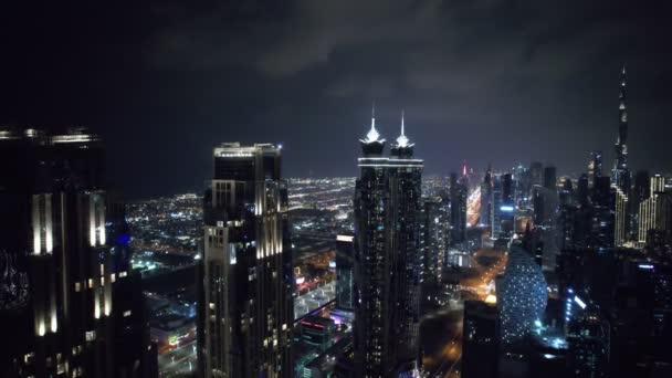 Vuelo Avión Tripulado Sobre Dubai Iluminado Por Noche Vista Aérea — Vídeos de Stock