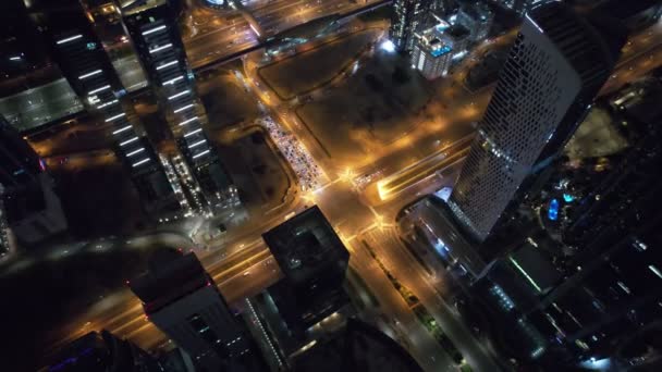 Беспилотник Над Дубаем Освещался Ночью Вид Воздуха — стоковое видео