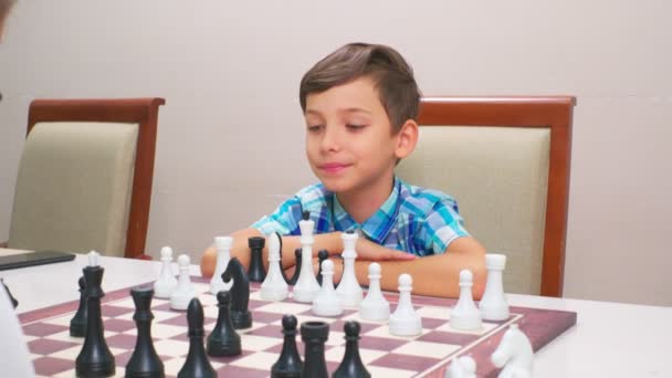 Junge Blau Karierten Hemd Spielt Schach Lichtwand Auf Der Rückseite — Stockvideo