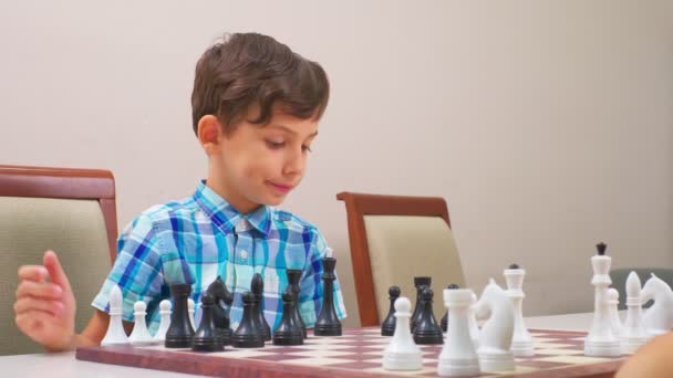 Chlapec Modré Kostkované Košili Hraje Šachy Světlá Stěna Vzadu Detailní — Stock video