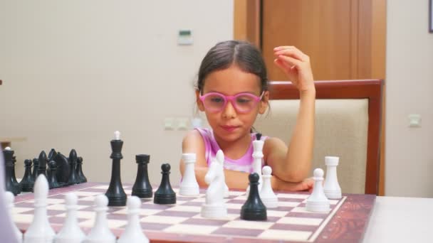 Mädchen Ärmellosem Rosa Shirt Und Knallpinkfarbener Brille Spielen Schach Nahaufnahme — Stockvideo