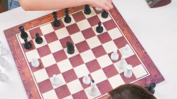 Деревянная Шахматная Доска Снята Сверху Дети Играют Шахматы Белый Слон — стоковое видео