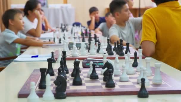 Занятия Шахматном Клубе Деревянная Доска Фигурами Спереди Другие Дети Играют — стоковое видео