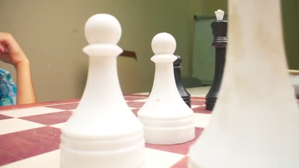 Chess Figures Chessboard Extreme Closeup Garçon Chemise Bleue Jouant Aux — Video