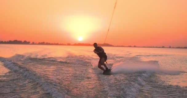 Wakesurfer Jeździ Desce Jeziorze Zbliżenie Teal Wakeboard Kręcone Zachodzie Słońca — Wideo stockowe