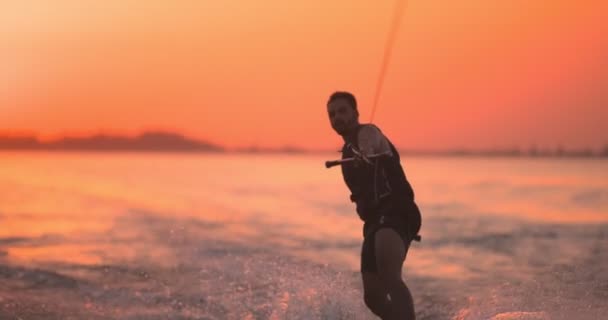 Wakesurfer Reitet Auf Einem Brett Auf Einem See Nahaufnahme Krickenten — Stockvideo