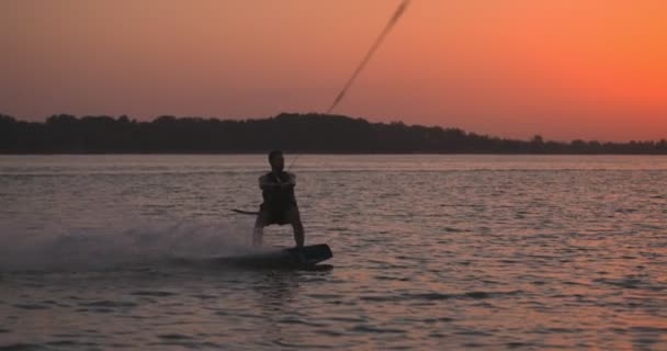 Wakesurfer Jeździ Desce Jeziorze Zbliżenie Teal Wakeboard Kręcone Zachodzie Słońca — Wideo stockowe