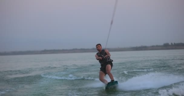 Wakesurfer Καβαλάει Μια Σανίδα Μια Λίμνη Κοντινό Πλάνο Teal Wakeboard — Αρχείο Βίντεο