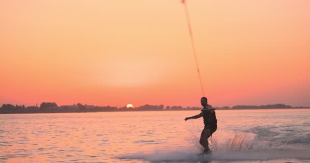 Wakesurfer Jeździ Desce Jeziorze Wpada Wody Zbliżenie Teal Wakeboard Kręcone — Wideo stockowe