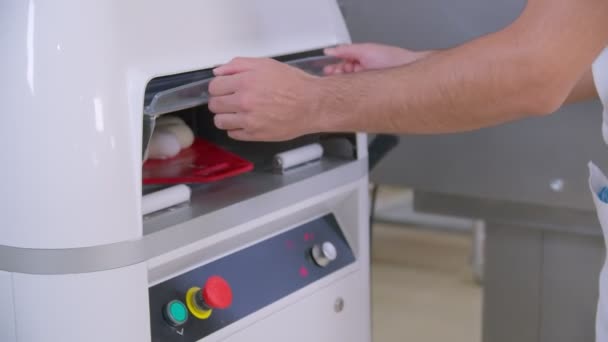 Backfertige Brötchen Werden Aus Der Formpresse Der Backmaschine Entnommen Zeitlupe — Stockvideo