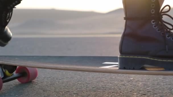 Девушка Едет Скейтборде Пустынной Дороге Среди Песчаных Дюн Дубае Закрыться — стоковое видео