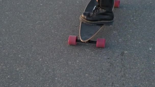 Pige Rider Skateboard Ørken Vej Blandt Klitterne Dubai Tæt Langsom – Stock-video
