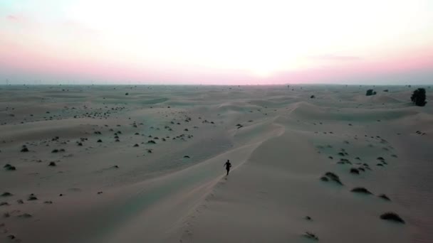 Hombre Corre Largo Las Dunas Arena Desierto Dubai Atardecer Disparos — Vídeos de Stock