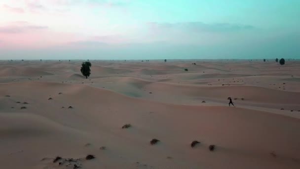 Homme Court Long Des Dunes Sable Dans Désert Dubaï Coucher — Video