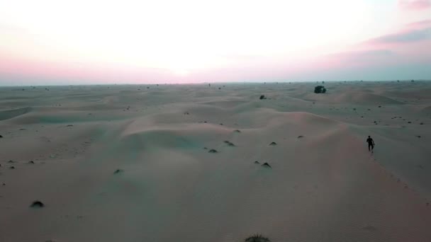 Hombre Corre Largo Las Dunas Arena Desierto Dubai Atardecer Disparos — Vídeo de stock