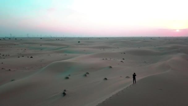 Homme Court Long Des Dunes Sable Dans Désert Dubaï Coucher — Video