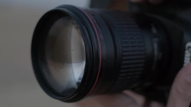 写真家は キヤノンのデジタルカメラ レンズのクローズアップで撮影します スローモーション — ストック動画