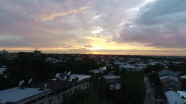 Gün batımında şehrin üzerinde İHA uçuşu