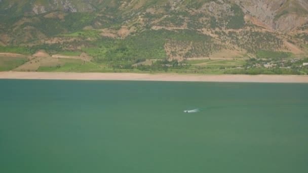 在阳光明媚的日子里 带着漂浮的喷气式滑翔机 欣赏高山湖景 — 图库视频影像